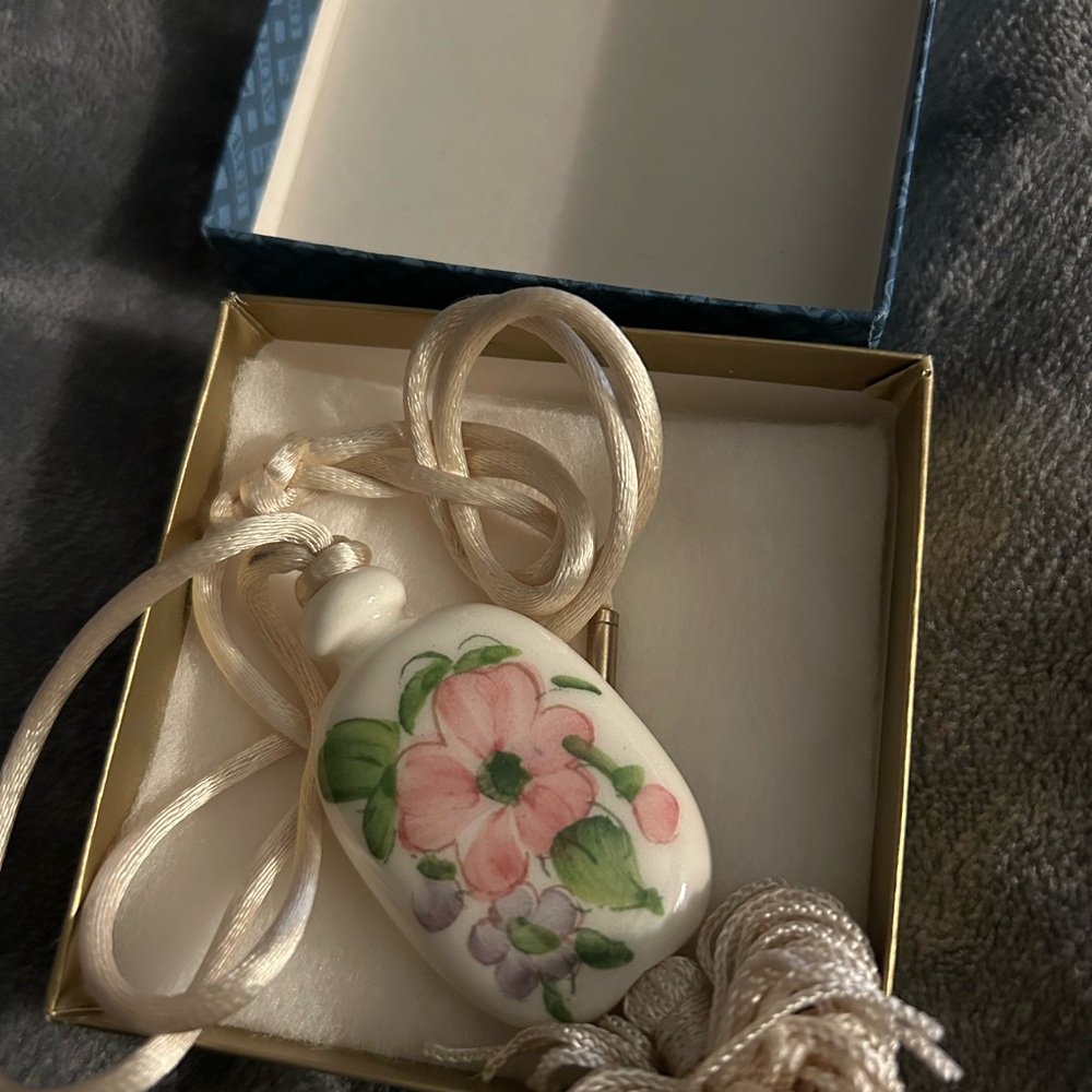 Vintage Avon Tender Blossoms Floral Ceramic Pendant Necklace